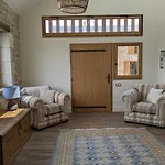 Beautifully Renovated With Private Pool בית נופש *