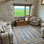 Beautifully Renovated With Private Pool בית נופש
